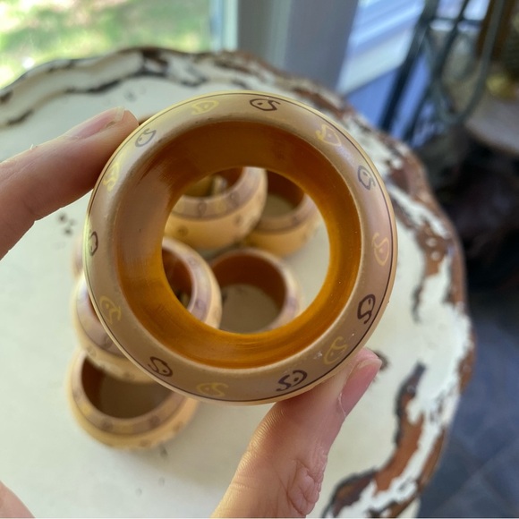 Set of 8 Neutral Classic Design Napkin Rings - Picture 4 of 4